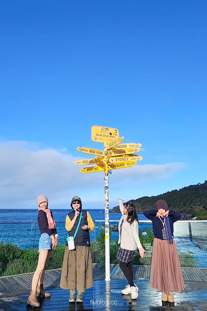 紐西蘭南島｜斯特林角 Stirling Point．可愛的黃色方向指示牌，紐西蘭最南地標布拉夫 @飛天璇的口袋