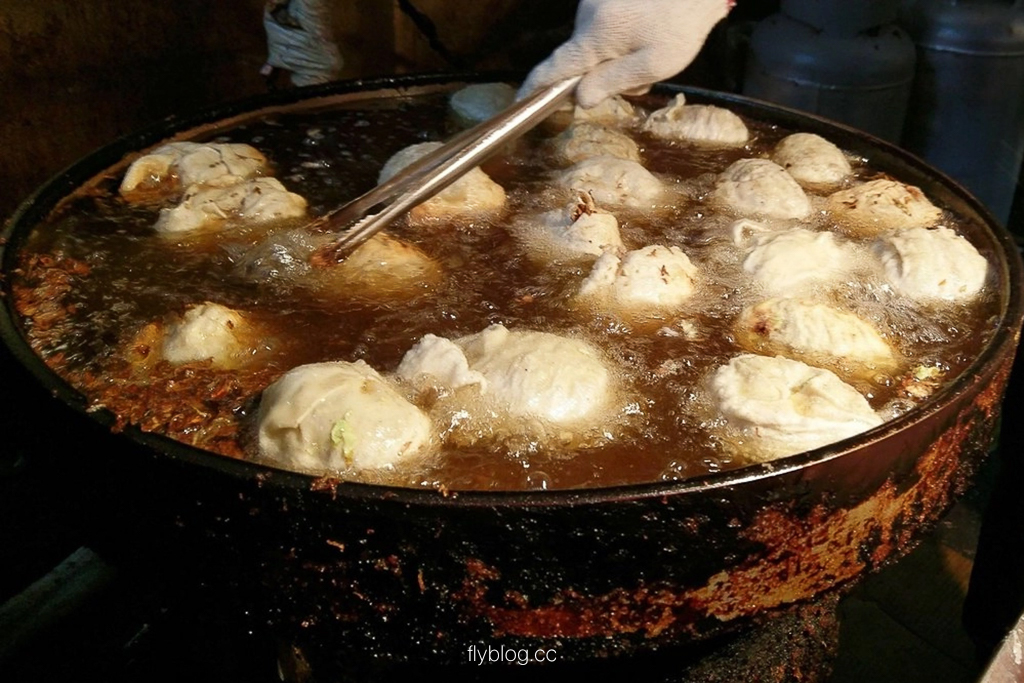 南投魚池｜年記做不復賣．比棒球還大顆的香菇高麗菜包，日月潭伊達邵老街排隊美食 @飛天璇的口袋