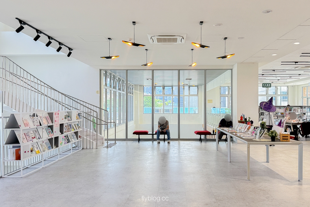 台中北屯｜溪東圖書館：全台首座「登山露營」主題秘境！零木作設計、附設咖啡廳，親子與SOHO族新據點！ @飛天璇的口袋