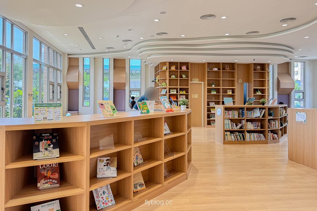 台中北屯｜溪東圖書館：全台首座「登山露營」主題秘境！零木作設計、附設咖啡廳，親子與SOHO族新據點！ @飛天璇的口袋