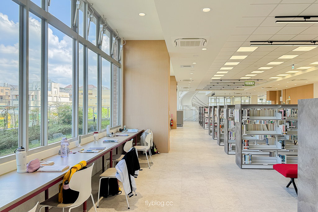 台中北屯｜溪東圖書館：全台首座「登山露營」主題秘境！零木作設計、附設咖啡廳，親子與SOHO族新據點！ @飛天璇的口袋