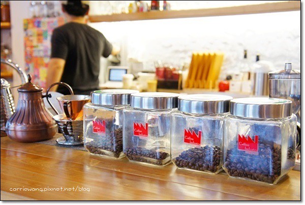【台中下午茶】Café sora (Coffee Industry)。工業風的咖啡館，空間悠閒又舒服… @飛天璇的口袋
