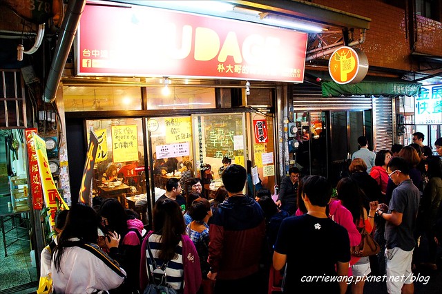 朴大哥的韓式炸雞店：逢甲夜市人氣美食，初雪的日子，學韓劇&#8221;來自星星的你&#8221;中，千頌伊吃炸雞配啤酒… @飛天璇的口袋