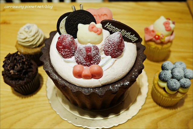 【台中蛋糕甜點】克勞蒂杯子蛋糕．Cloudy Cupcake。戲給媽咪最夢幻的母親節禮物，還有可愛的Hello Kitty杯子蛋糕哦！(4/18~5/11母親節限定，粉絲頁有抽獎活動~) @飛天璇的口袋