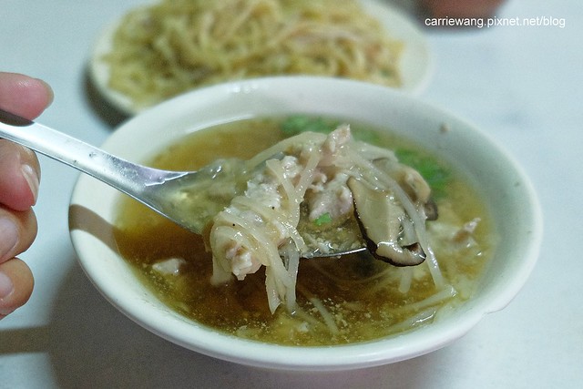 三代炒麵(老擔)：中華夜市歷經60個年頭的在地美食，傳統古早味的小吃 @飛天璇的口袋