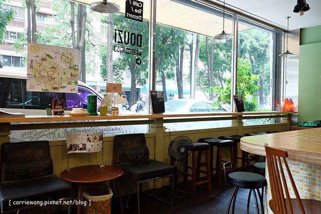 【台中下午茶推薦】DOUZI 城市豆子咖啡館@忠太西路綠園道旁的咖啡館，專業咖啡烘焙，甜點平價好吃 @飛天璇的口袋