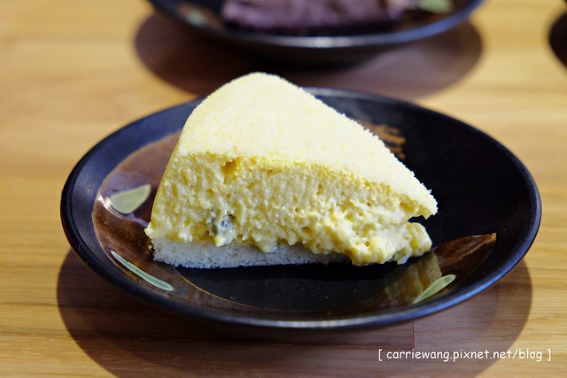 【台中蛋糕甜點】杏屋乳酪蛋糕。來自北海道的輕熟乳酪蛋糕，搭配超萌的磚心爪幸福咖啡，品嚐午后的小確幸，12/14(日)正式開幕，部份商品享折扣 @飛天璇的口袋