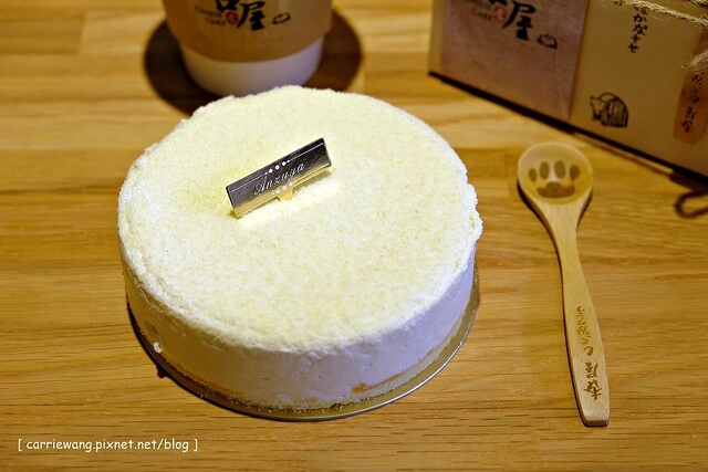 【台中蛋糕甜點】杏屋乳酪蛋糕。來自北海道的輕熟乳酪蛋糕，搭配超萌的磚心爪幸福咖啡，品嚐午后的小確幸，12/14(日)正式開幕，部份商品享折扣 @飛天璇的口袋