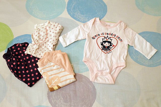 【育兒日記分享】新生兒的衣服如何採購？兔裝、蝴蝶裝、紗布衣、包屁衣、妙妙衣…當了媽之後才懂這些，0~3個月新生兒衣服採購清單 @飛天璇的口袋