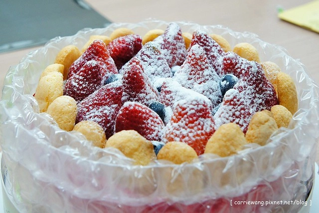 【台中好吃蛋糕推薦】棒棒糖手工點心．愛妻草莓蛋糕。漂亮又吸睛的草莓蛋糕，是冬季限定口味，草莓季一開始就造成搶購 @飛天璇的口袋