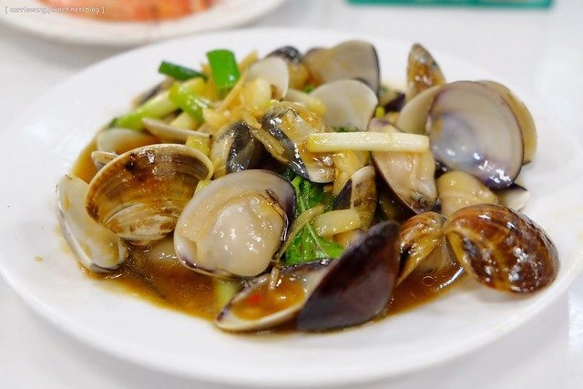 宜蘭蘇澳｜富美活海鮮餐廳，到南方澳就是要吃海鮮，聽說這間是觀光客必吃的，海鮮很新鮮價格也不貴 @飛天璇的口袋