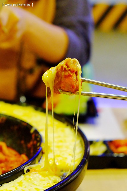【台中韓式料理】麻藥瘋雞．OMAYA。韓國連鎖餐廳進駐台中，有道地的春川炒雞和可愛的棉花糖泡泡，在《未生》和《沒關係是愛情啊！》劇中都有出現，開幕前三天打卡送深海魷魚 @飛天璇的口袋