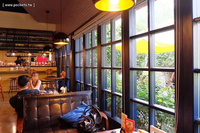 奧樂美特｜舒服又充滿綠意的用餐空間，北屯區優質美式餐廳推薦 @飛天璇的口袋