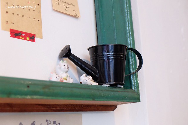 【台中下午茶】你好！もしもし珈琲甜點合作社：東海商圈巷弄裡老宅改建的咖啡館，專賣手沖咖啡與手作蛋糕，店裡有許多復古收藏品，環境小巧卻很有溫度 @飛天璇的口袋