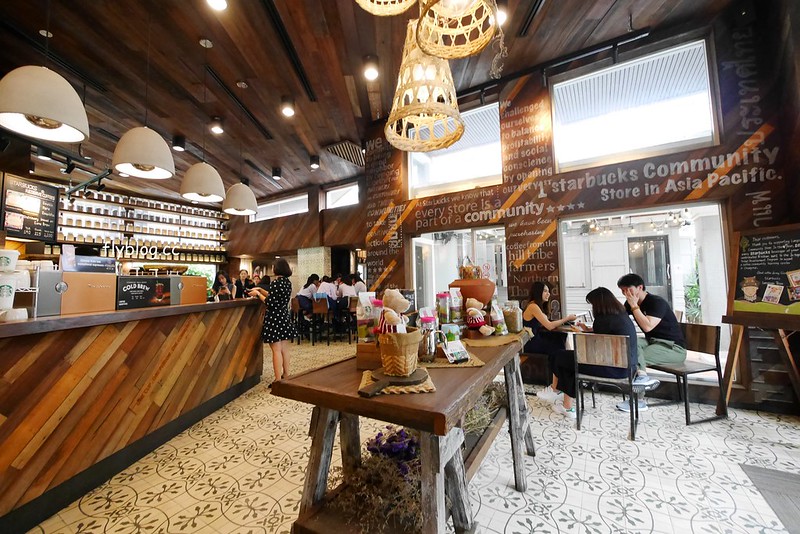 【泰國曼谷】Starbucks Langsuan~曼谷最美的星巴克，鄰近BTS Chit Lom奇隆站，也有單品豆子可以點 @飛天璇的口袋