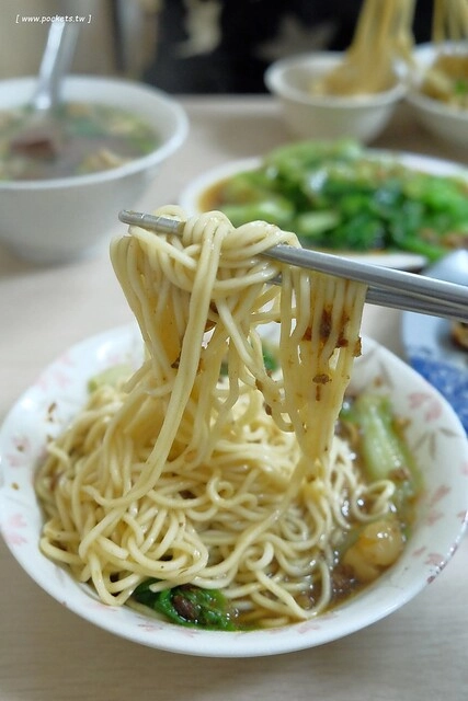 台中新社｜豆腐宗．在地經營超過50年，鹽酥鴨頭連骨頭都可以吃 @飛天璇的口袋