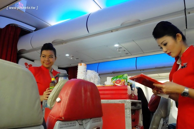 澳洲墨爾本｜搭乘AirAsia X廉價航空初體驗，台北→吉隆坡→墨爾本轉機過程，線上訂票、機上餐點、行李重量、澳洲簽證，墨爾本行程分享 @飛天璇的口袋
