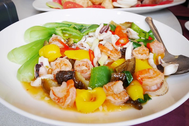 豆腐岬17海鮮餐廳：宜蘭在地人也推薦的南方澳海鮮餐廳，食材新鮮價格實在，多人可以點桌菜更划算(已歇業) @飛天璇的口袋