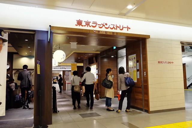 【日本東京】斑鳩拉麵~位於東京駅一番街超人氣拉麵店，使用鰹魚和豚骨熬製而成的湯頭，個人覺得好吃又對胃，不虛此行 @飛天璇的口袋