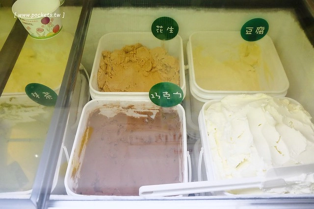 2 in one 冰淇淋專賣店：當冰沙遇到冰淇淋撞出美妙的滋味，使用當季水果製冰健康無負擔，還有老闆娘濃濃的人情味 @飛天璇的口袋