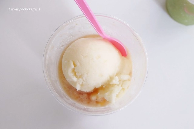 2 in one 冰淇淋專賣店：當冰沙遇到冰淇淋撞出美妙的滋味，使用當季水果製冰健康無負擔，還有老闆娘濃濃的人情味 @飛天璇的口袋