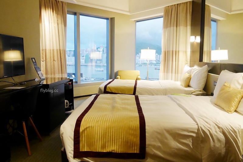 隆堡麗景酒店．Hotel Panorama┃香港住宿：距離尖沙咀地鐵出口步行2分鐘，房間落地窗打開就可以看到維多麗亞港 @飛天璇的口袋