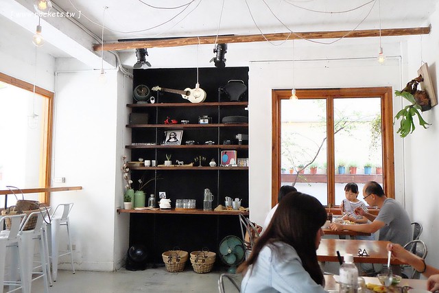 斑馬散步咖啡：老宅改建咖啡館，漂亮白色建築，擁有寬敞庭院，環境漂亮好拍照 @飛天璇的口袋