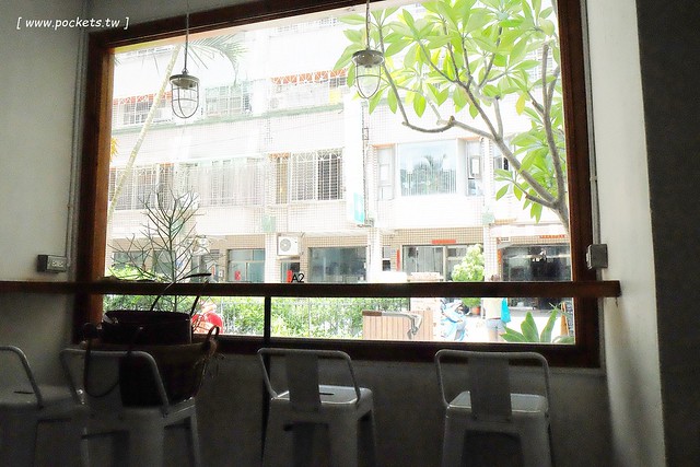 斑馬散步咖啡：老宅改建咖啡館，漂亮白色建築，擁有寬敞庭院，環境漂亮好拍照 @飛天璇的口袋