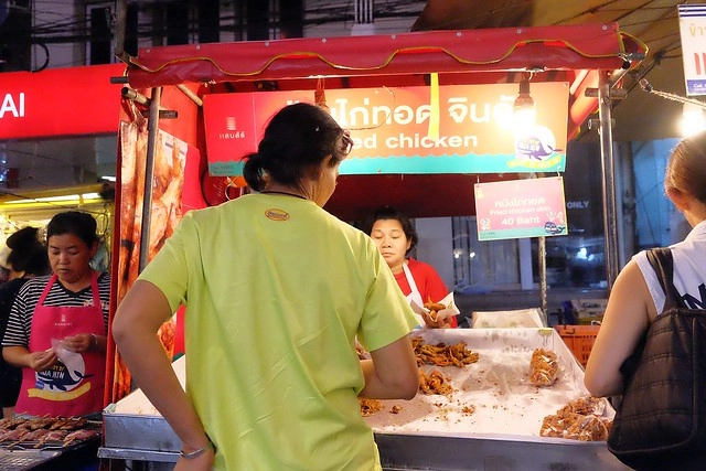華欣夜市Chatchai Night Market┃泰國華欣自由行：到華欣必逛的華欣夜市，小吃美食集中，衣服配件便宜，還有很多必買必吃 @飛天璇的口袋