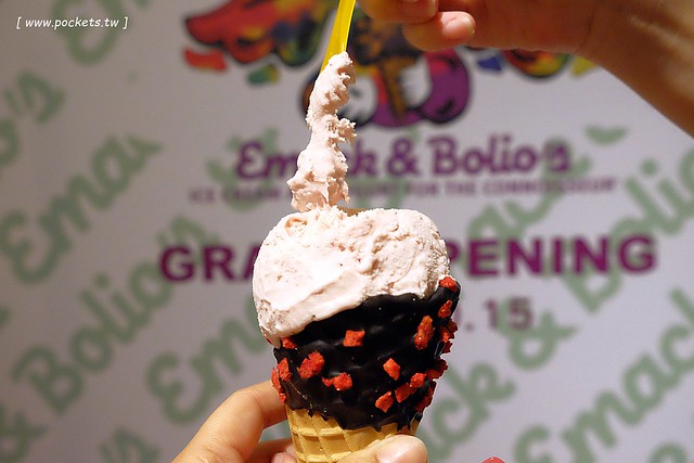 Emack &#038; Bolio’s┃ 台中西屯美食：來自美國波斯頓的堆疊冰淇淋，華麗又濃郁的搖滾風味，一起體驗疊疊樂的樂趣 @飛天璇的口袋