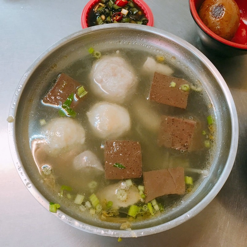 昌平炒麵：炒麵好吃不油膩，綜合湯清爽無腥味，而且還有冷氣可以吹 @飛天璇的口袋