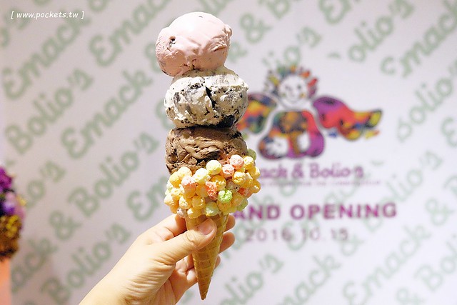 Emack &#038; Bolio’s┃ 台中西屯美食：來自美國波斯頓的堆疊冰淇淋，華麗又濃郁的搖滾風味，一起體驗疊疊樂的樂趣 @飛天璇的口袋