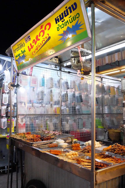 華欣夜市Chatchai Night Market┃泰國華欣自由行：到華欣必逛的華欣夜市，小吃美食集中，衣服配件便宜，還有很多必買必吃 @飛天璇的口袋