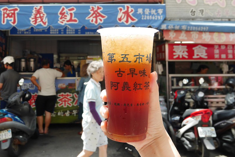 【台中西區】太空紅茶冰：在地超過50年的紅茶攤，用塑膠袋提著喝復古味十足，第五市場必吃美食推薦 @飛天璇的口袋