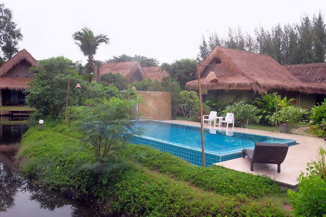 泰國安帕瓦｜Asita Eco Resort 阿希塔生態度假村｜以環保為主的綠色飯店，享受緊鄰河畔的小木屋風情 @飛天璇的口袋