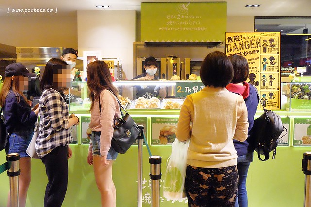 世界第二好吃的現烤冰淇淋菠蘿麵包┃台中西屯美食：東京超人氣散策甜食進駐台中新光三越百貨，只有香草、抹茶和巧克力三種口味，日本台灣口味不負責任比一比 @飛天璇的口袋