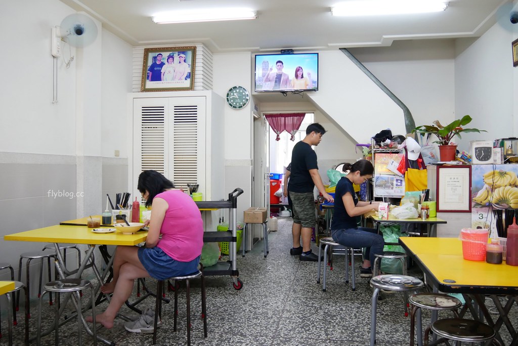 台中西區｜正老牌魷魚羹麵．第五市場超人氣小吃店，在地30年的樸實好味道 @飛天璇的口袋