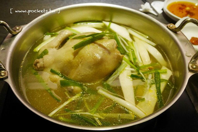 孔陵一隻雞｜不用坐飛機就可以吃到韓國必吃一隻雞，平日用餐贈送海苔雞蛋粥，捷運忠孝復興站步行5分鐘 @飛天璇的口袋