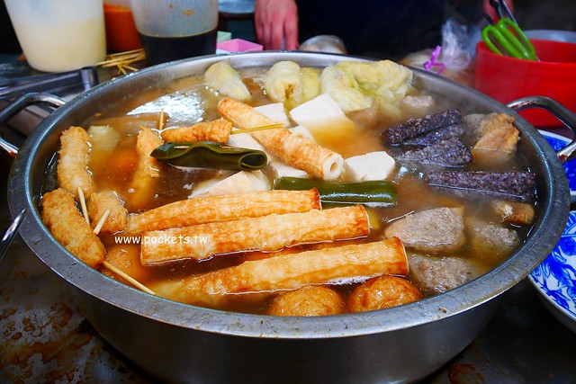 【台中東勢】老黑輪肉圓店，東勢傳承50個年頭的老滋味，用臉盆裝黑輪超有氣勢 @飛天璇的口袋