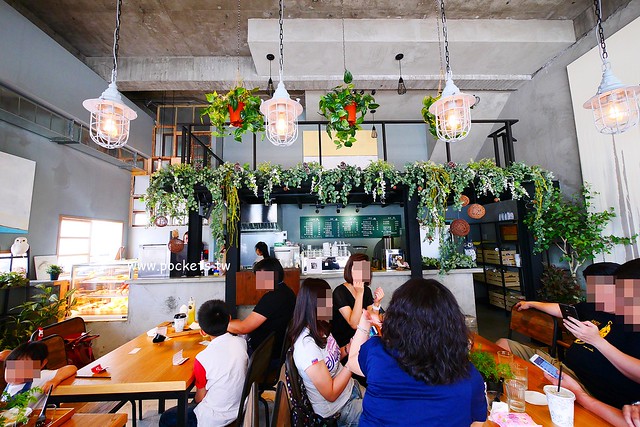 下町咖啡屋┃台中南屯美食：以貓頭鷹為主題的日式咖啡館，轉角遇見都市中的綠色森林，餐點以輕食甜點下午茶為主 @飛天璇的口袋
