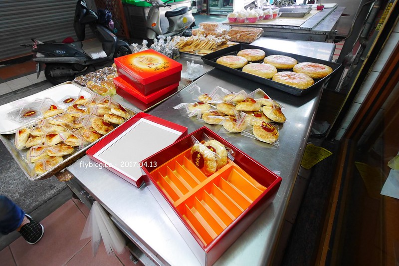 榮記餅店：超好吃的台式馬卡龍(牛力)，隱藏第三市場內的老牌糕餅店，檸檬蛋糕、牛軋糖夾心餅乾和蛋黃酥…等，也都好吃推薦 @飛天璇的口袋