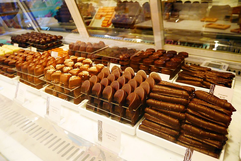 GODIVA比利時巧克力┃台中西屯美食：巧克力界的LV精品，霜淇淋、冰沙是夏季的最愛，貴氣十足頂級巧克力冰淇淋 @飛天璇的口袋