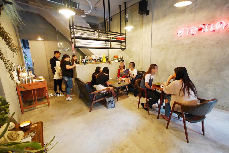 Saladaeng Café ศาลาแดง┃台中西區美食：網美超愛的泰式餐廳，一片花牆適合拍照打卡，但是餐點沒有很喜歡 @飛天璇的口袋