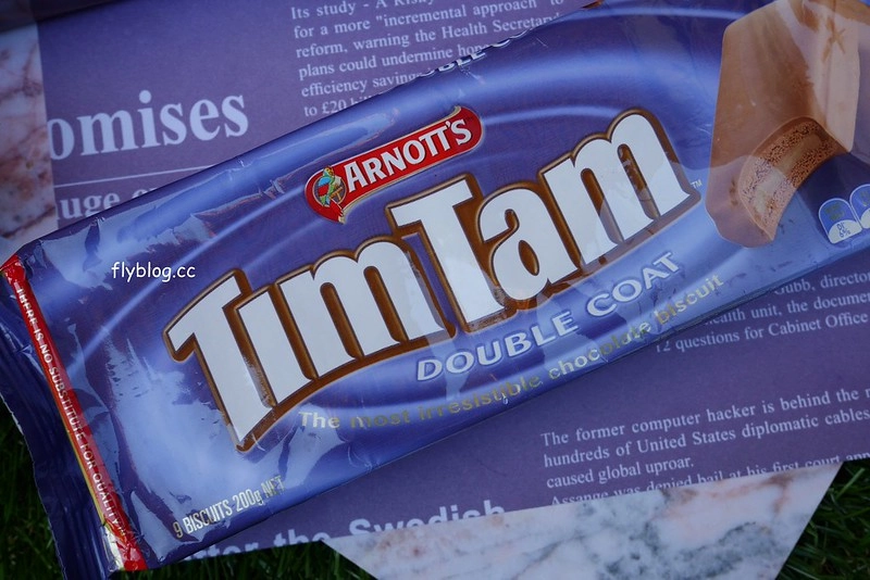 Tim Tam 巧克力餅乾：澳洲必買伴手禮推薦！100%澳洲原裝進口，味道香醇濃郁，每一口都是真材實料，Tim Tam 巧克力餅乾台灣也買的到哦！ @飛天璇的口袋