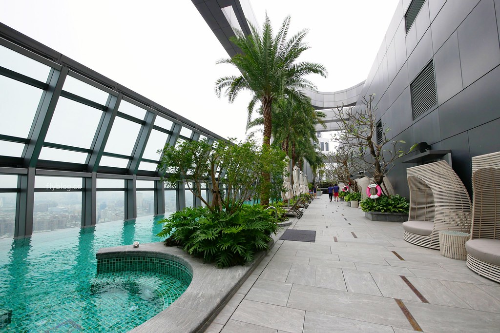 台北新板希爾頓酒店．Hilton Taipei Sinban：台灣的金沙酒店~無邊際游泳池，每間房間都有景觀落地窗 @飛天璇的口袋