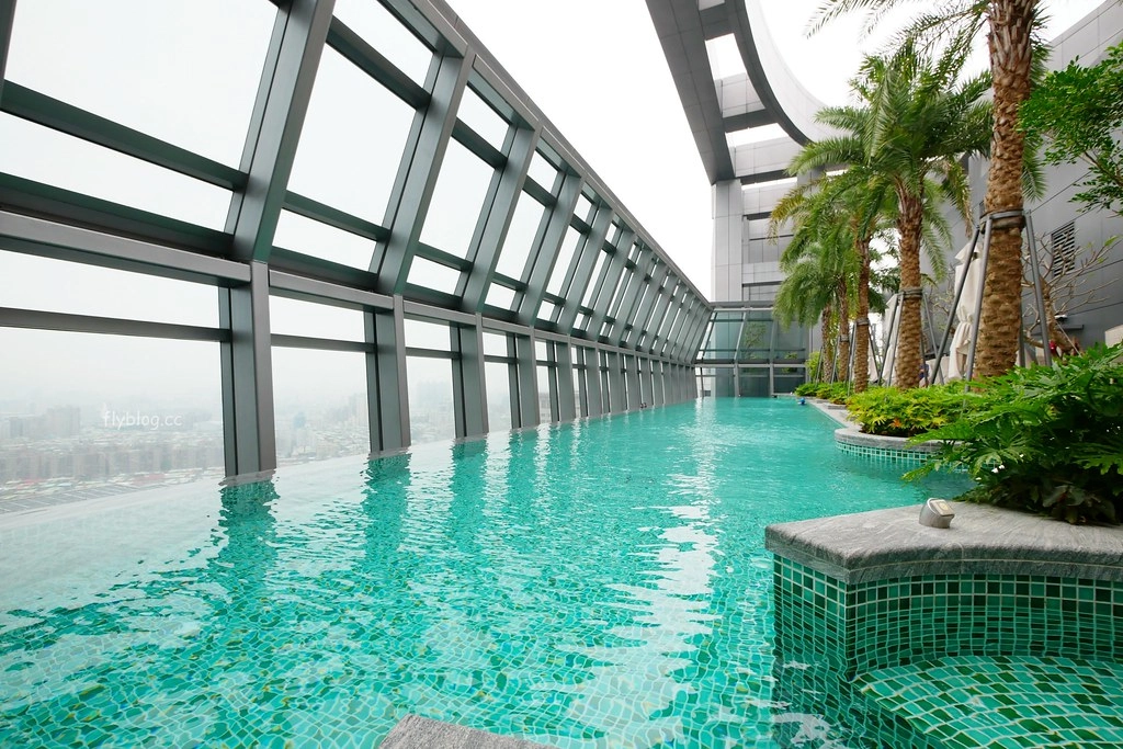 台北新板希爾頓酒店．Hilton Taipei Sinban：台灣的金沙酒店~無邊際游泳池，每間房間都有景觀落地窗 @飛天璇的口袋