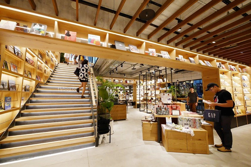 【台中西屯】蔦屋書店，全球20間最美的書店之一，結合書局和餐廳美食，還有獨家沖繩Doug’s Burger漢堡 @飛天璇的口袋