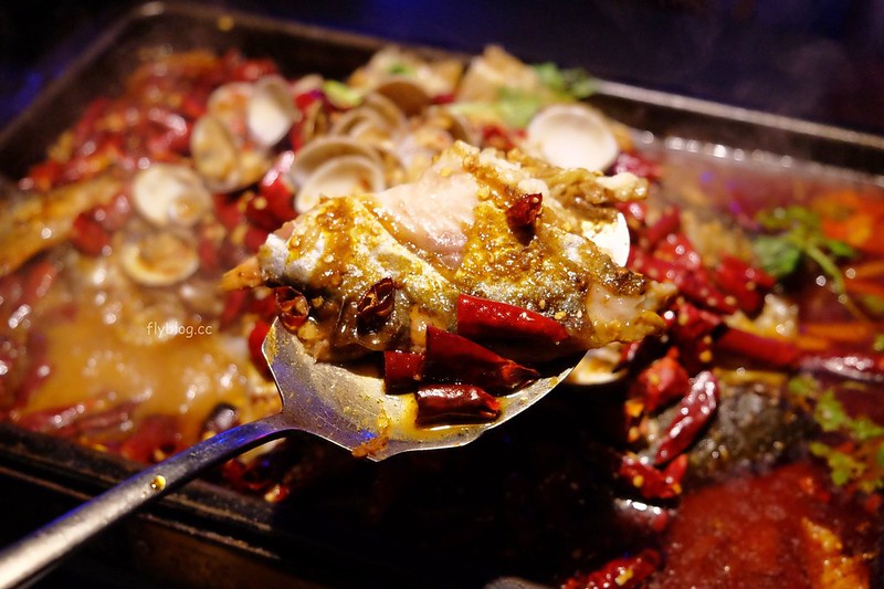 水貨炭火烤魚┃台中西區：超霸氣的澳洲小龍蝦，堆滿滿如小山的蛤蠣鍋，烤魚原來有這麼多創意吃法 @飛天璇的口袋