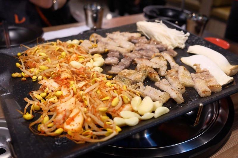 【台中北區】八色烤肉，韓國來的八色烤肉四號店進駐中友百貨，一次可以吃到8種口味的豬五花 @飛天璇的口袋