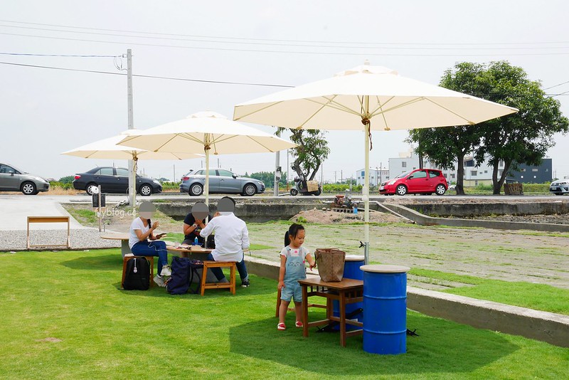 小田生活｜位於田中間的網美咖啡館，充滿草地的野餐風情 @飛天璇的口袋